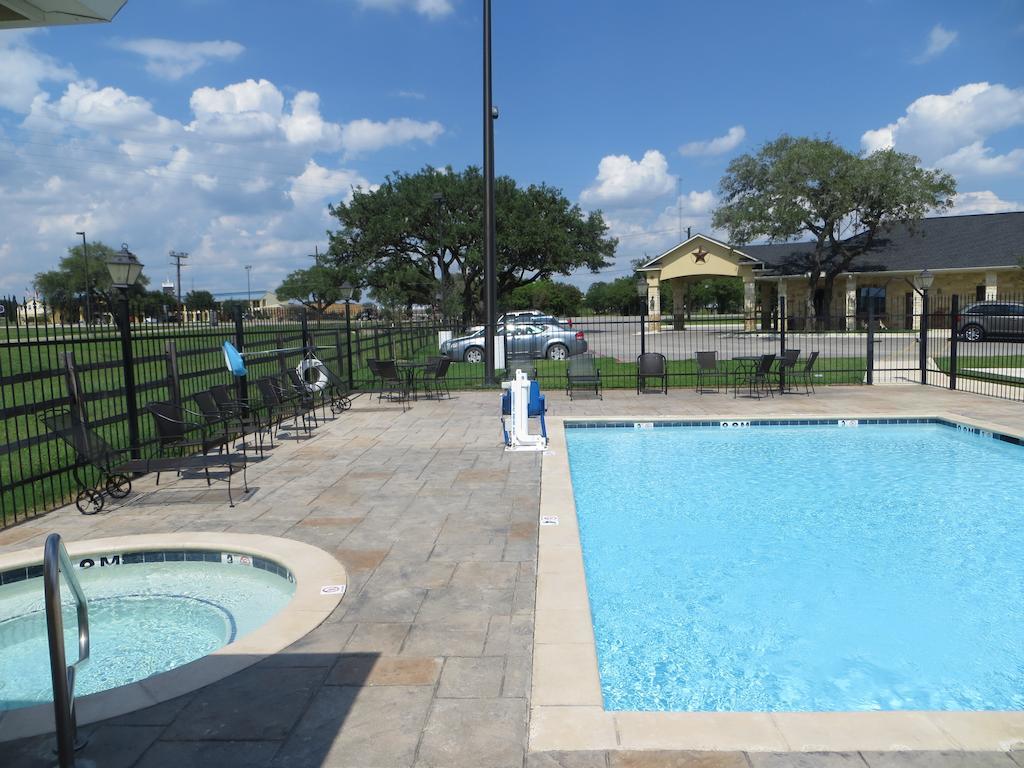 Hotel Texas Cuero Екстериор снимка