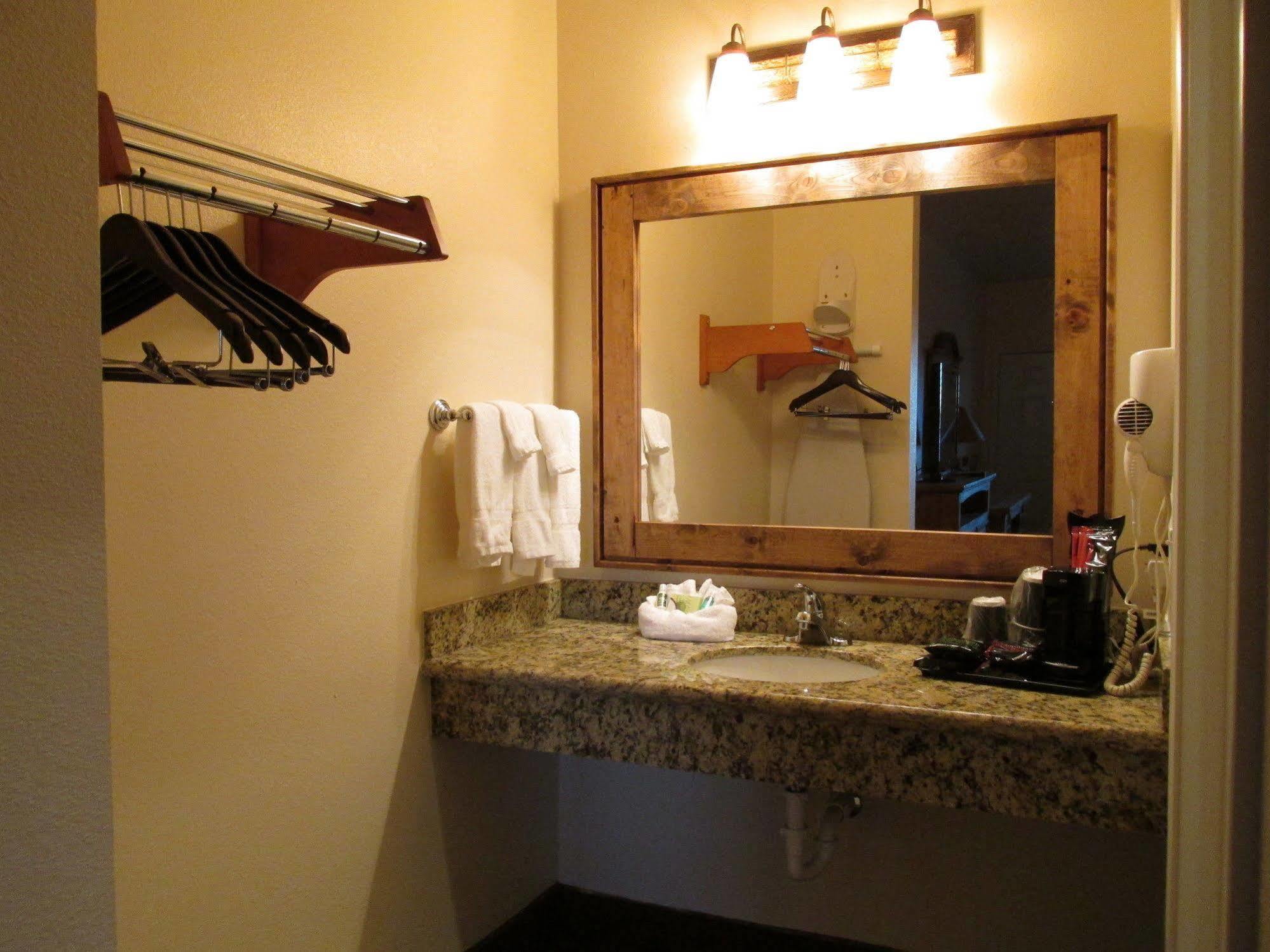 Hotel Texas Cuero Екстериор снимка